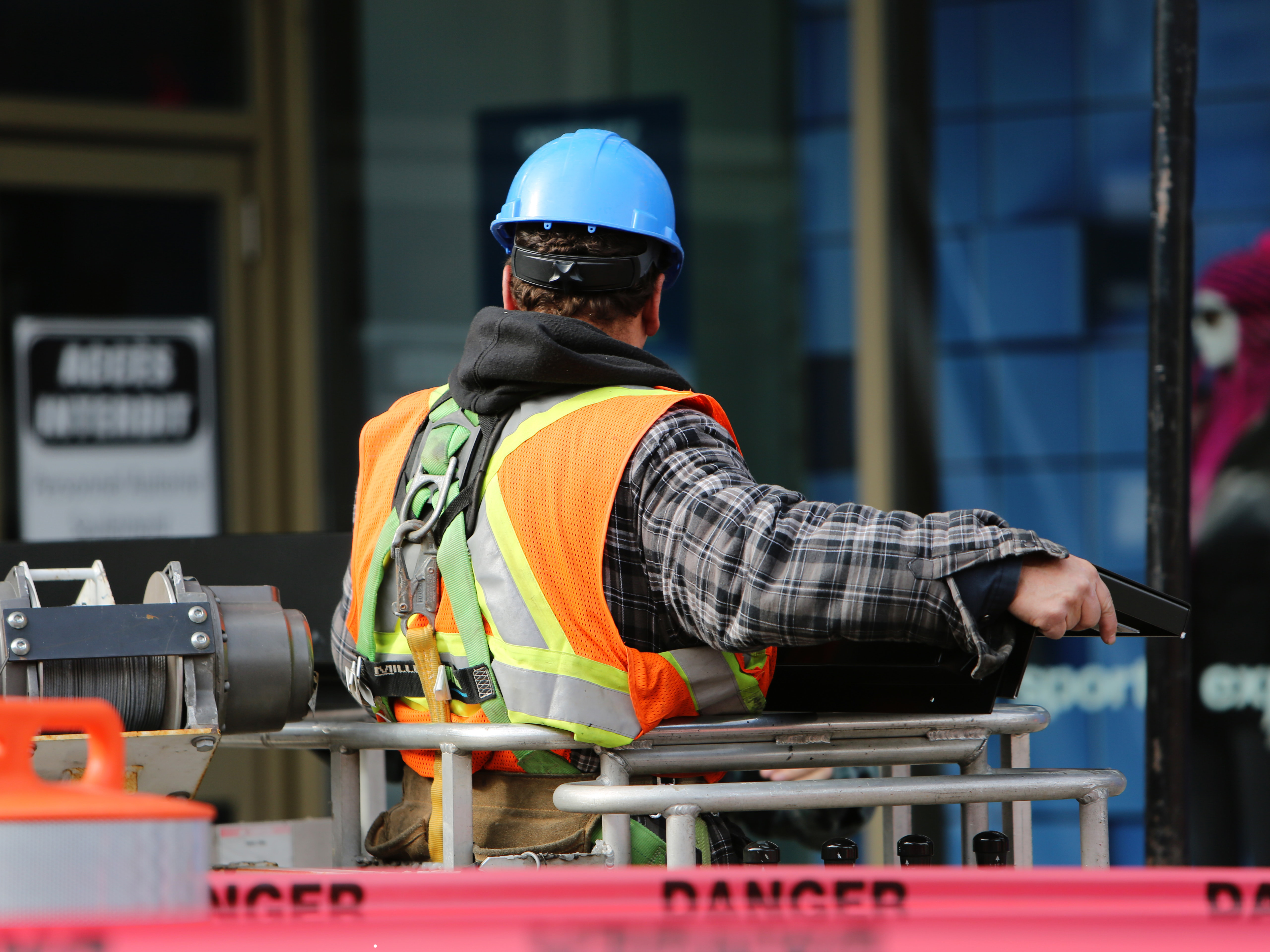 Work safety. Рабочий в каске. Работник в каске. Строитель. Каска строителя.