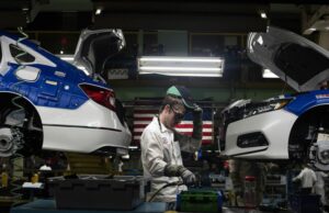 EV ELECTRIC VEHICLE MANUFACTURING BLOOMBERG.jpg