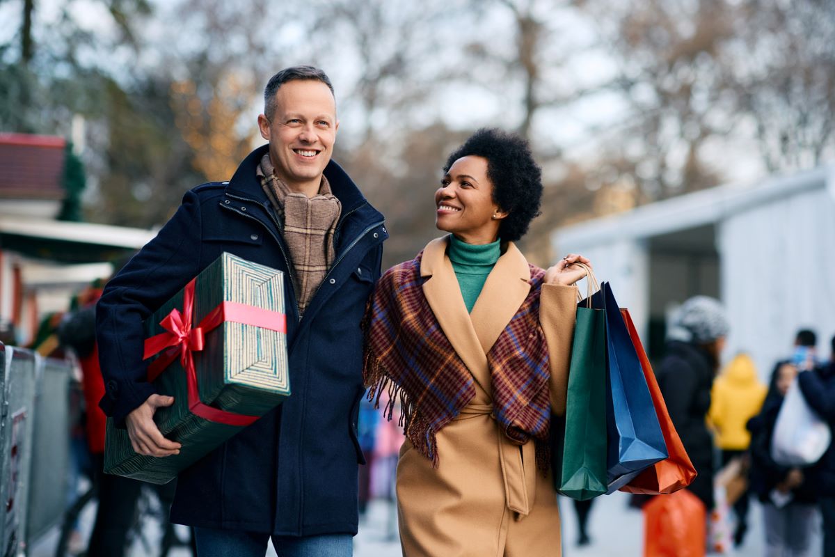 Retail shopping shoppers holiday peak season istock drazen zigic 1426597437