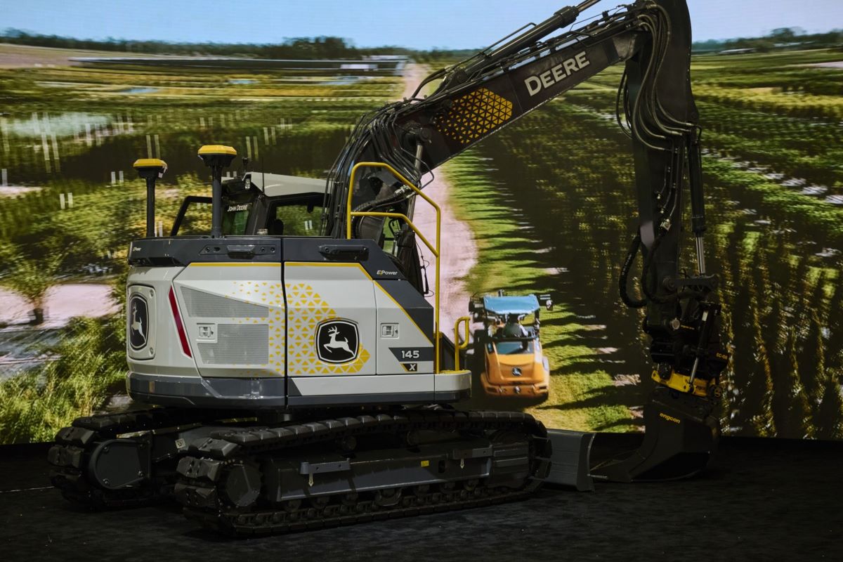 Ev construction equipment earth movers john deere 145 x tier electric excavator. photographer bridget bennett bloomberg