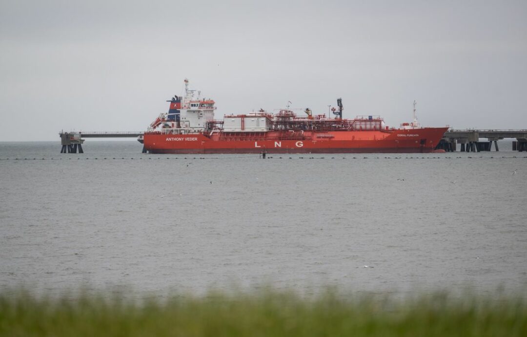 A TERMINAL FOR CONNECTING LNG STATIONS IS UNDER CONSTRUCTION. THE RED TERMINAL HAS THE LETTERS "LNG" ON THE SIDE OF IT IN WHITE.