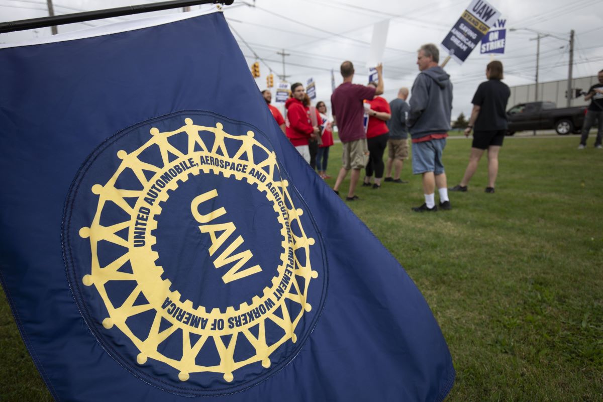 UAW Strikes Stellantis’ Michigan Truck Plant; 6,800 Walk Out ...