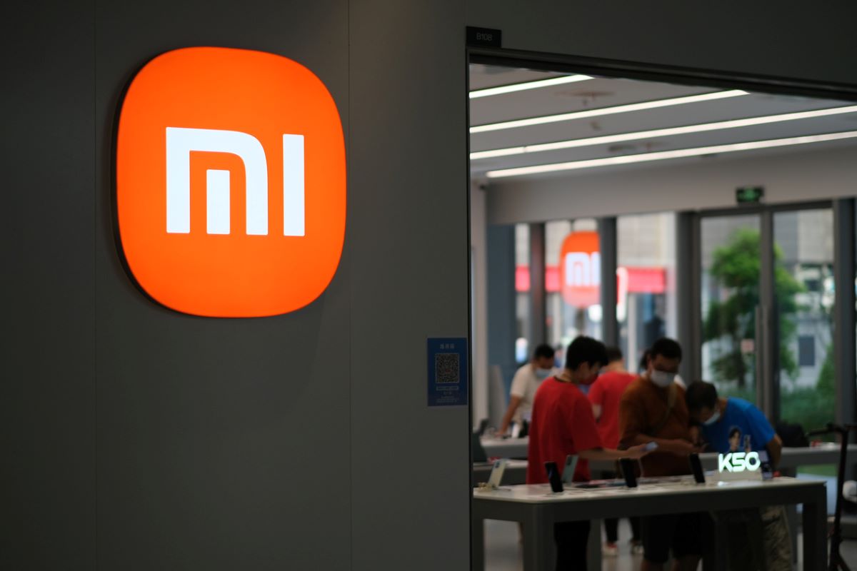 Xiaomi china smartphone ev retail istock robert way 1414792147