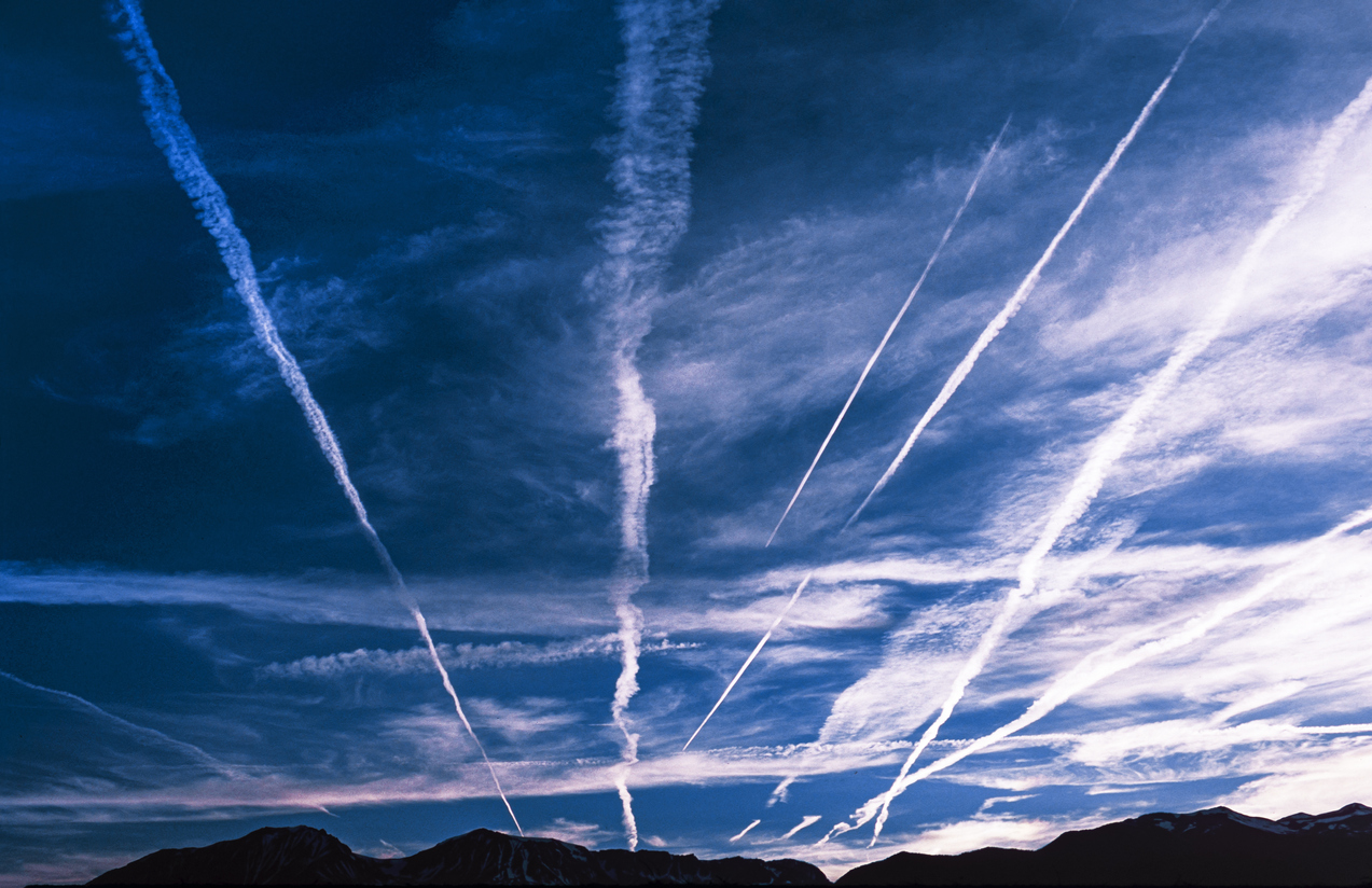 Contrails air pollution planes emissions istock gomezdavid 2151473346