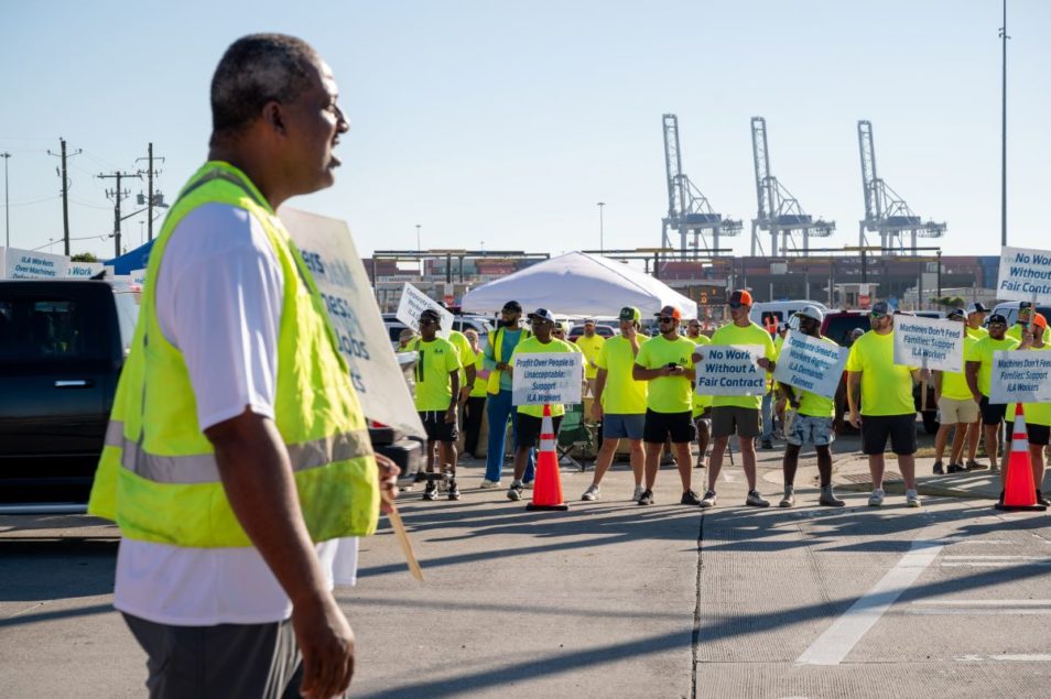 U.S. Dockworkers Go Back to Work as Talks Extended to January